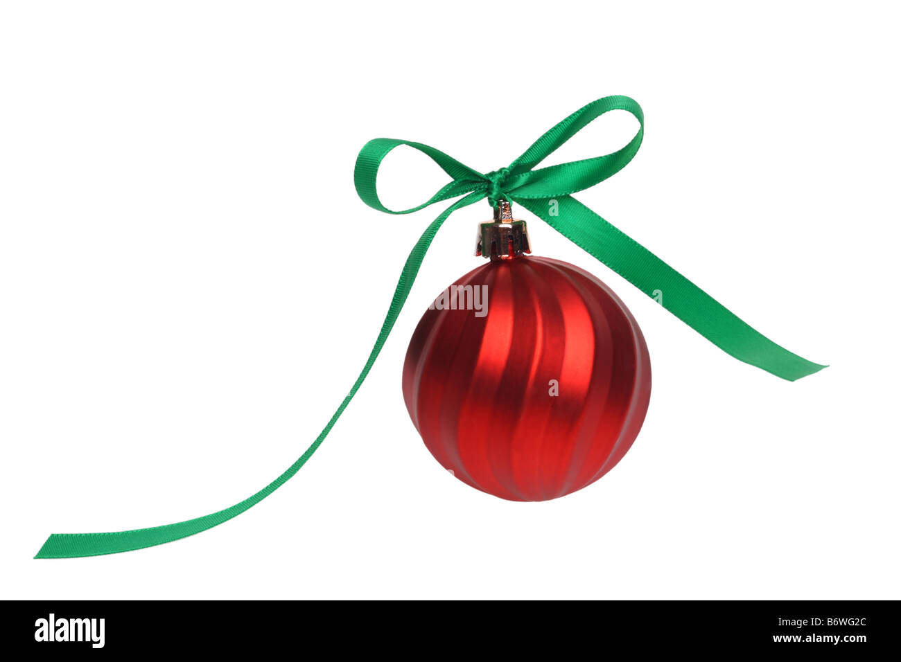 Weihnachtsbaum-Christbaumkugel mit Bogen schneiden Sie isoliert auf weißem Hintergrund Stockfoto
