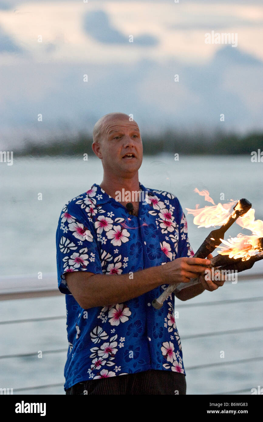 Entertainer, demonstriert seine Fähigkeiten beim abendlichen Sonnenuntergang Festival am Mallory Square in Key West Florida Stockfoto