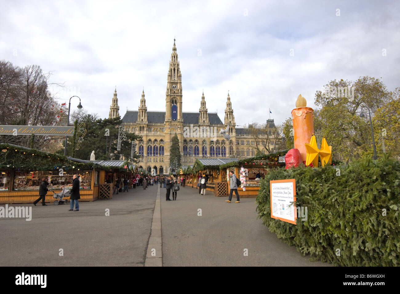 Weihnachtsmarkt vor dem Rathaus Wien-Österreich Stockfoto