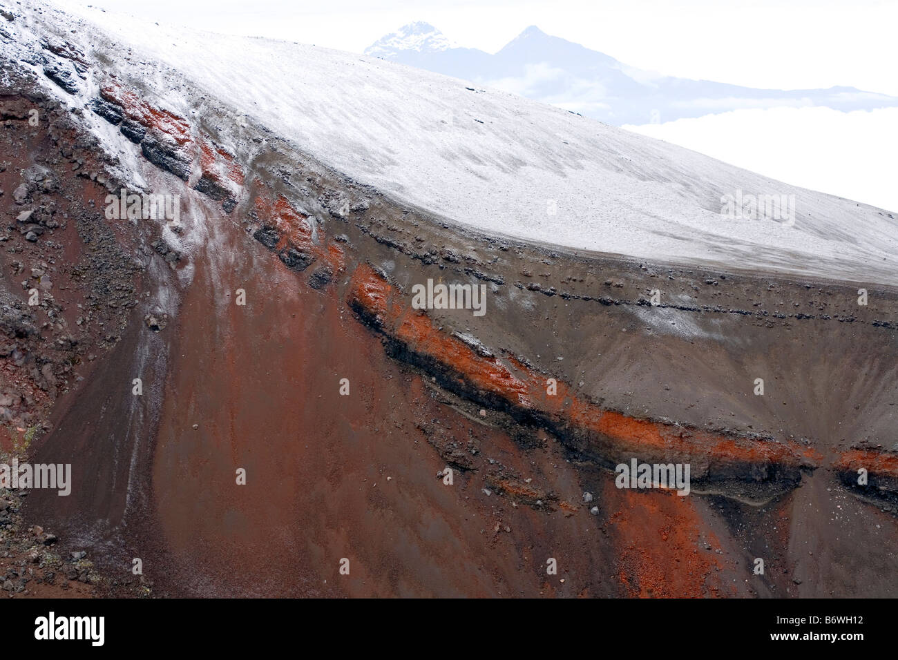 Roten vulkanischen Schichten an den Hängen des Vulkans Cotopaxi, Ecuador Stockfoto