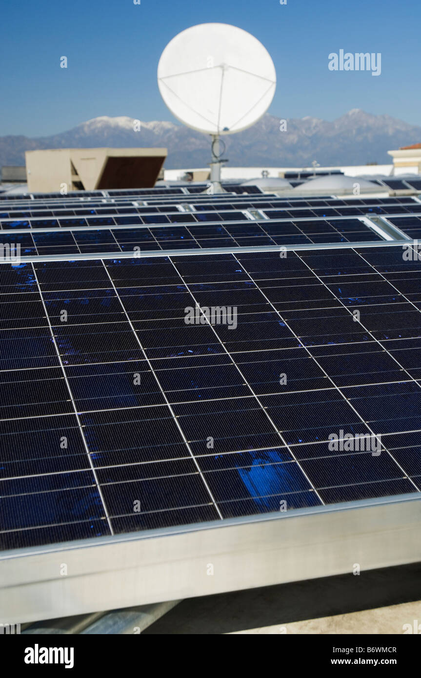 Sonnenkollektoren und Satellitenschüssel im Solar-Kraftwerk Stockfoto
