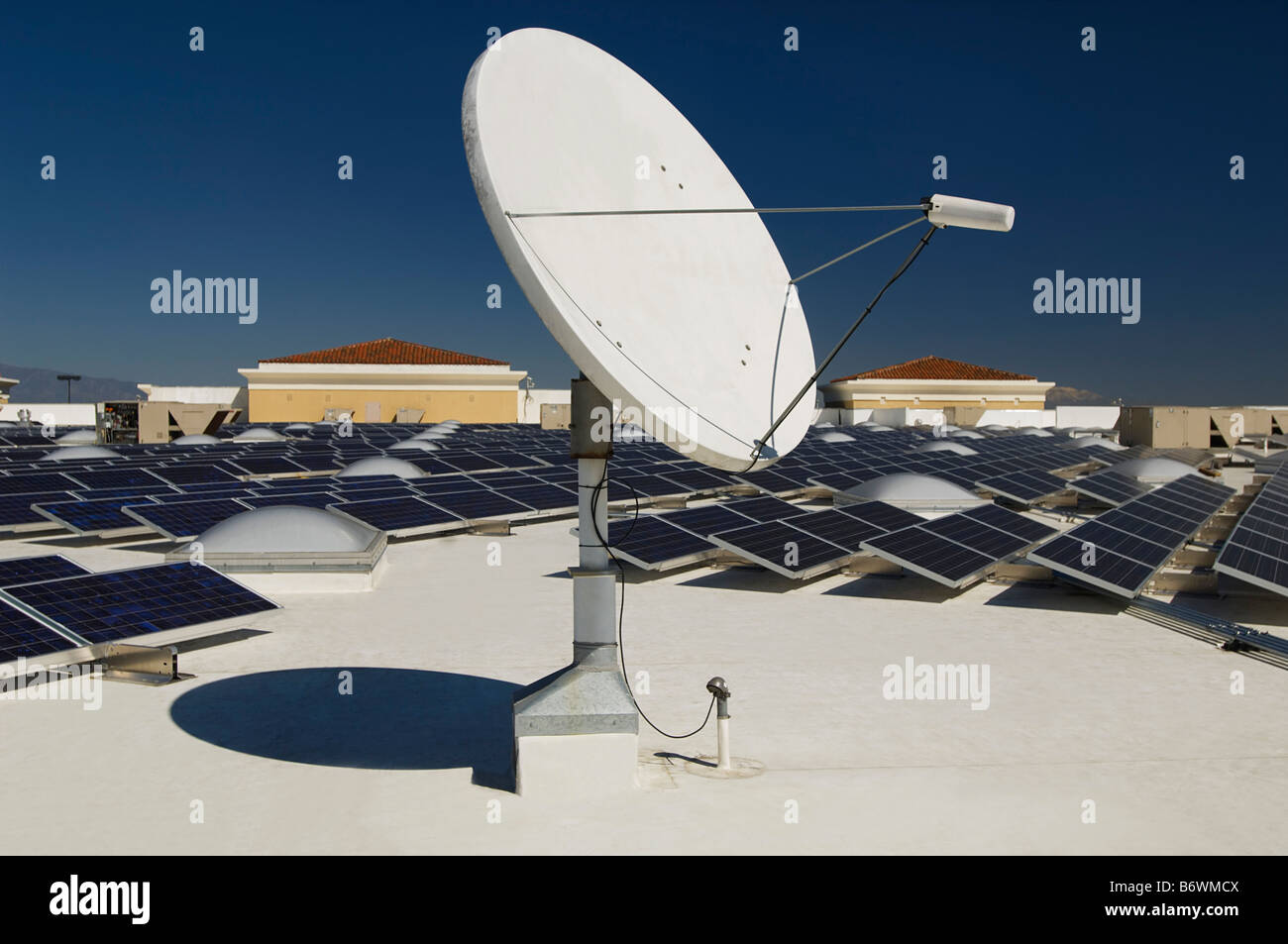 Satellitenschüssel mit Solarmodulen auf Solar-Kraftwerk Stockfoto