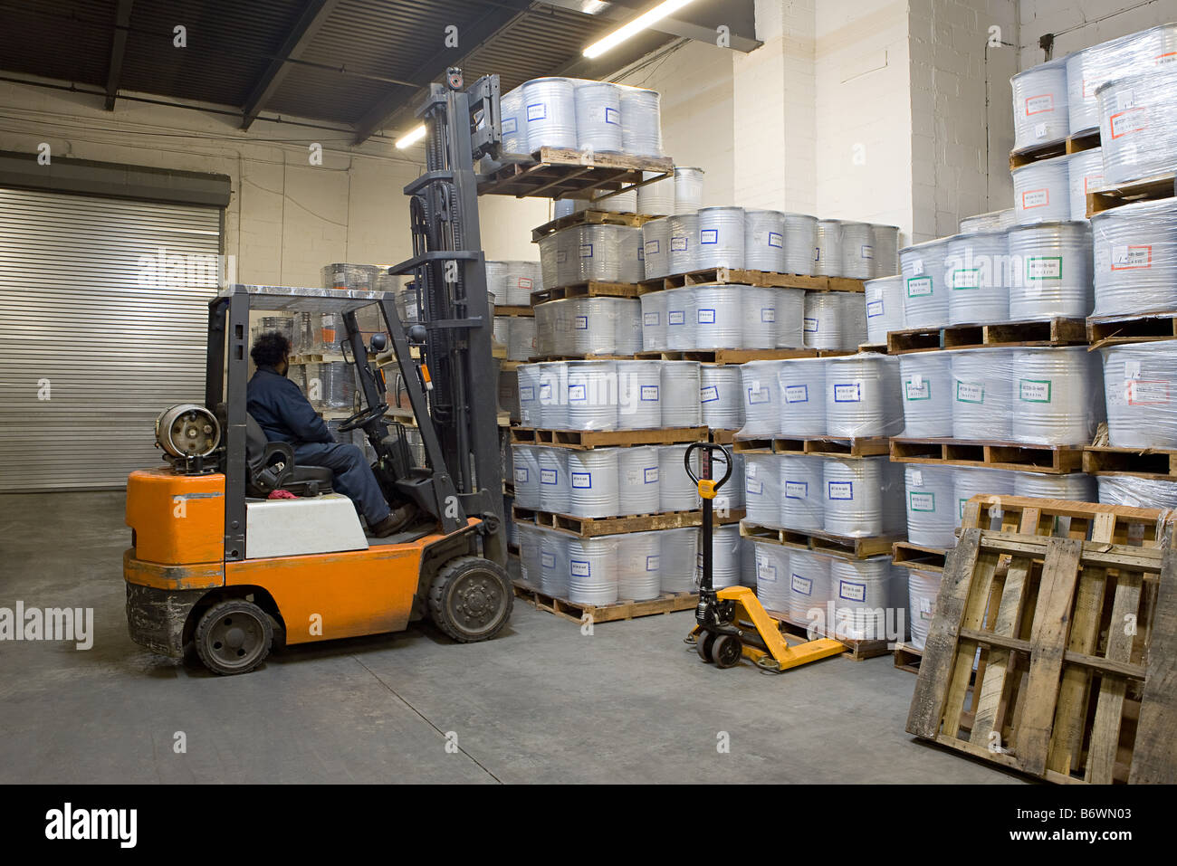 Fork Lift Fahrer heben Paletten Stockfoto