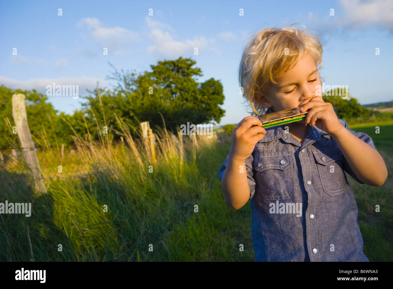 Ein Junge der Mundharmonika spielen Stockfoto