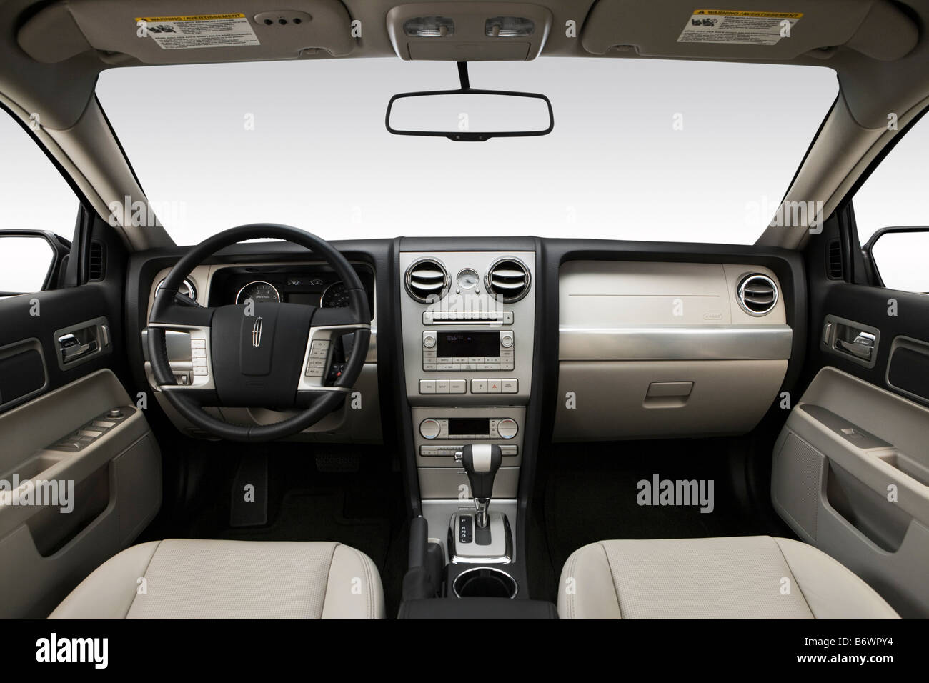 2009 Lincoln MKZ in schwarz - Armaturenbrett, Mittelkonsole, Getriebe Schalthebel Ansicht Stockfoto