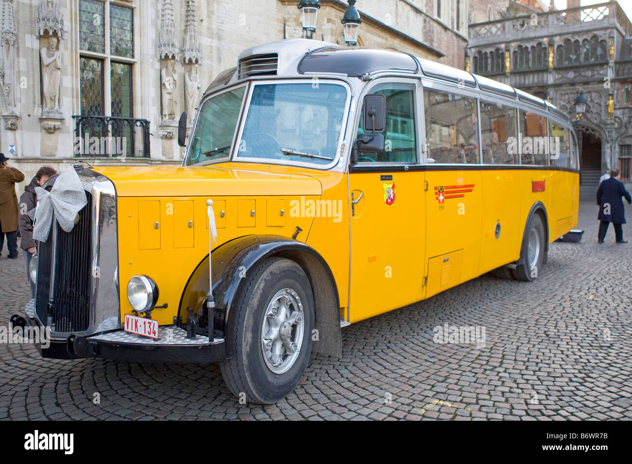 Schweizer PostAuto an Hochzeit Stadhuis, Brügge, Belgien Stockfoto