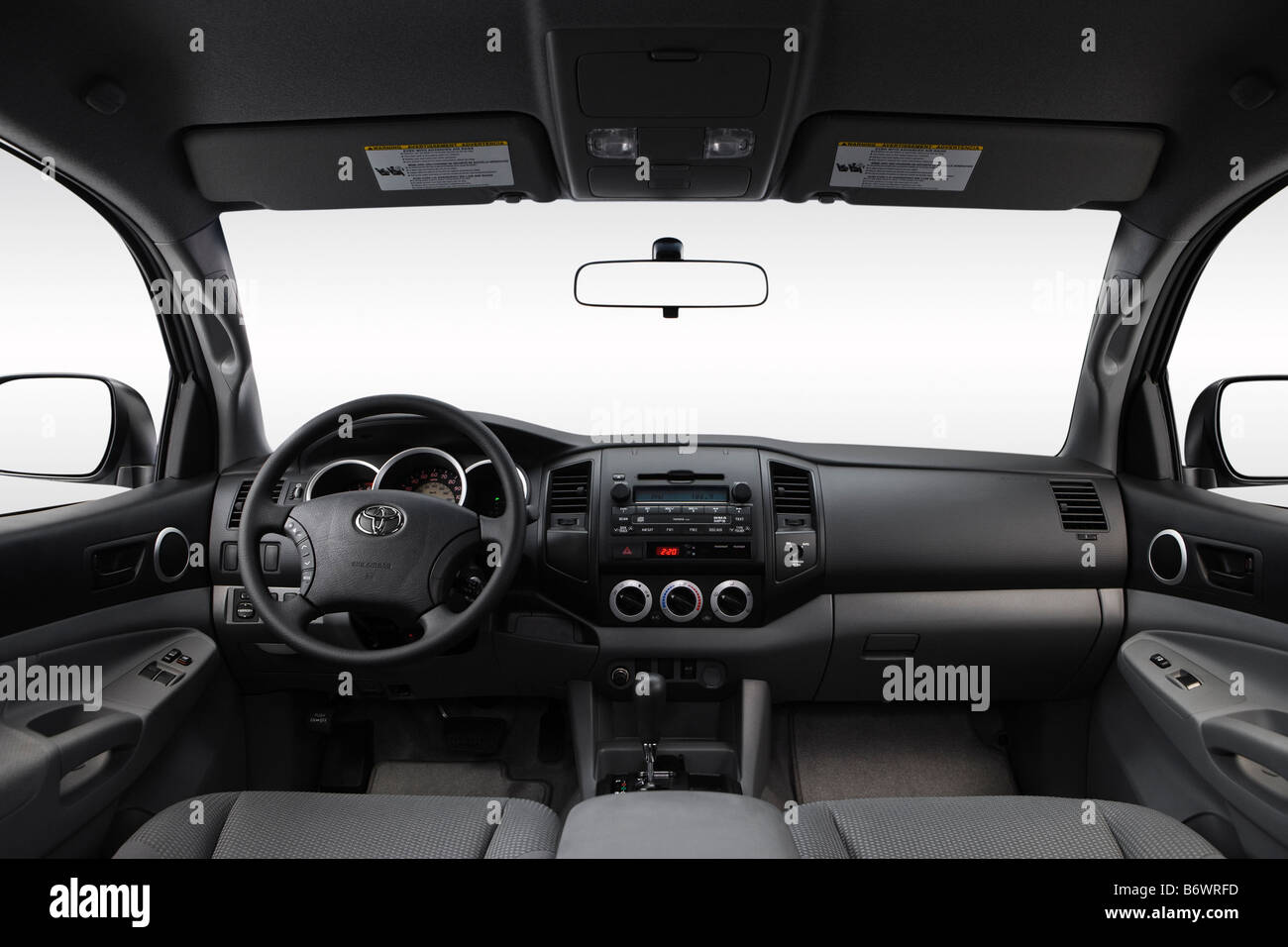 2009 Toyota Tacoma PreRunner in weiß - Armaturenbrett, Mittelkonsole, Getriebe Schalthebel Ansicht Stockfoto