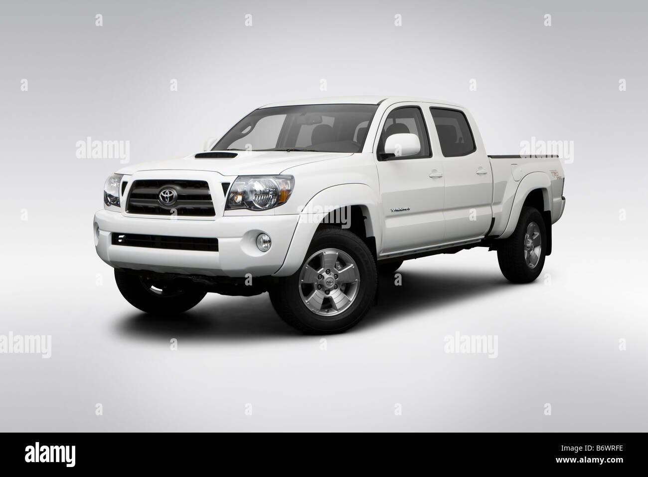 2009 Toyota Tacoma PreRunner in weiß - Winkel-Vorderansicht Stockfoto