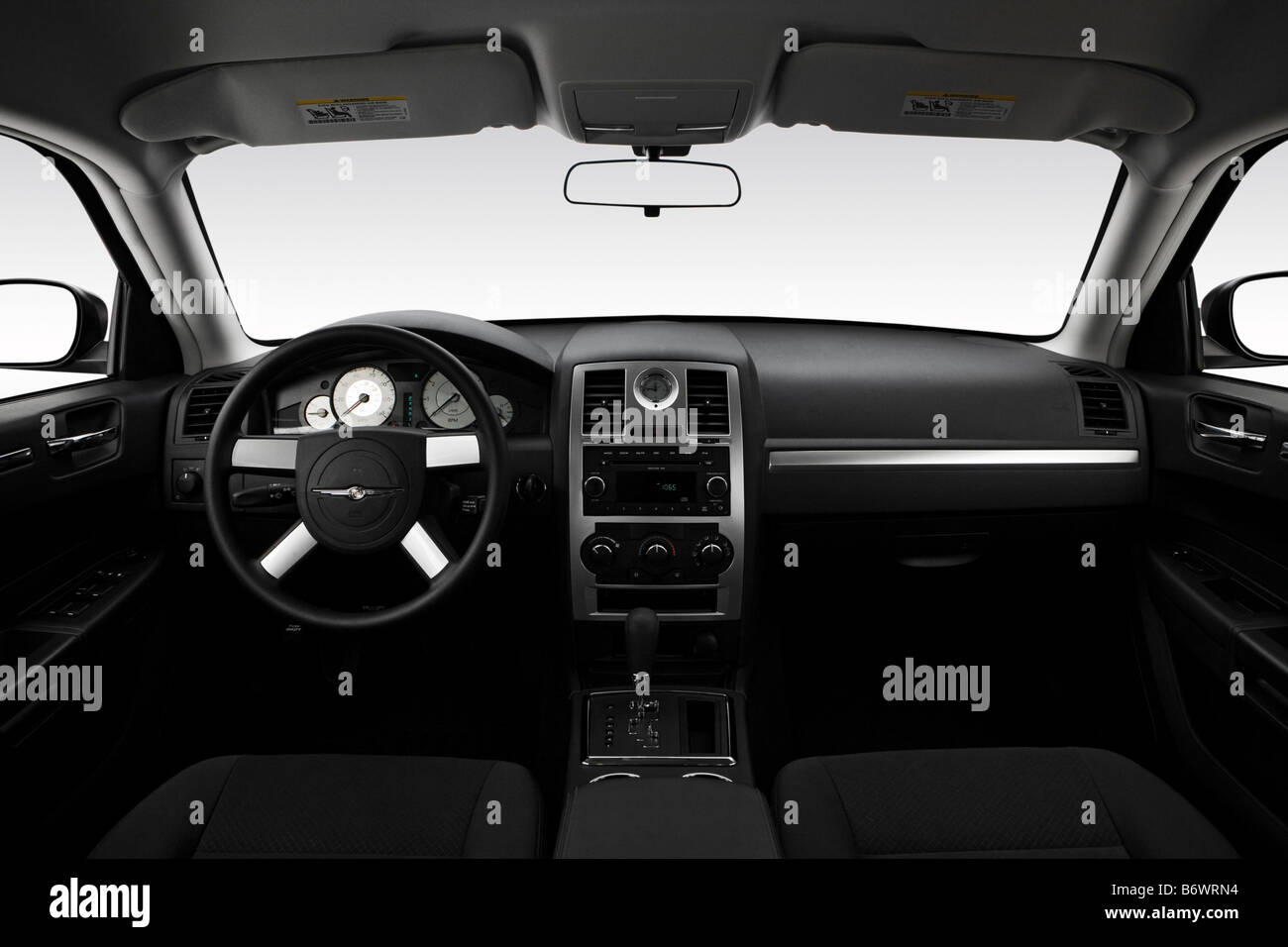 2009 Chrysler 300 LX in schwarz - Armaturenbrett, Mittelkonsole, Getriebe Schalthebel Ansicht Stockfoto