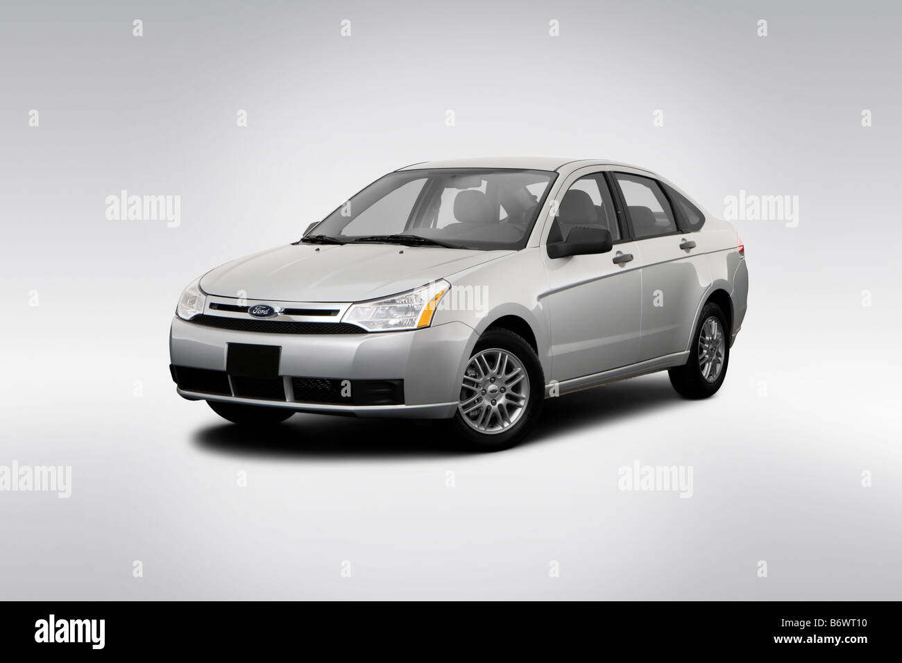 2009 Ford Focus SE in Silber - Winkel-Vorderansicht Stockfoto