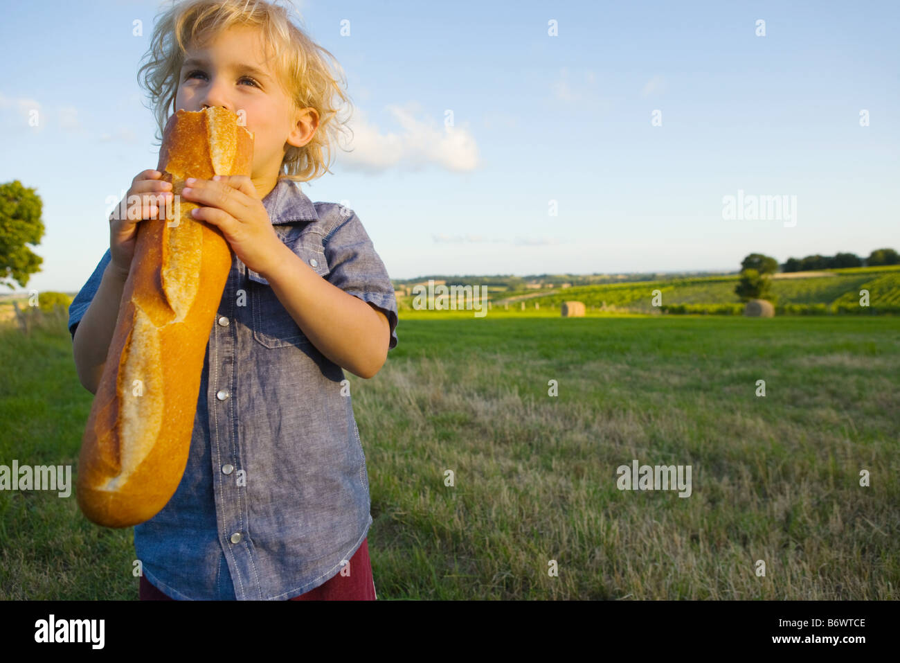 Ein Junge, eine Baguette Essen Stockfoto