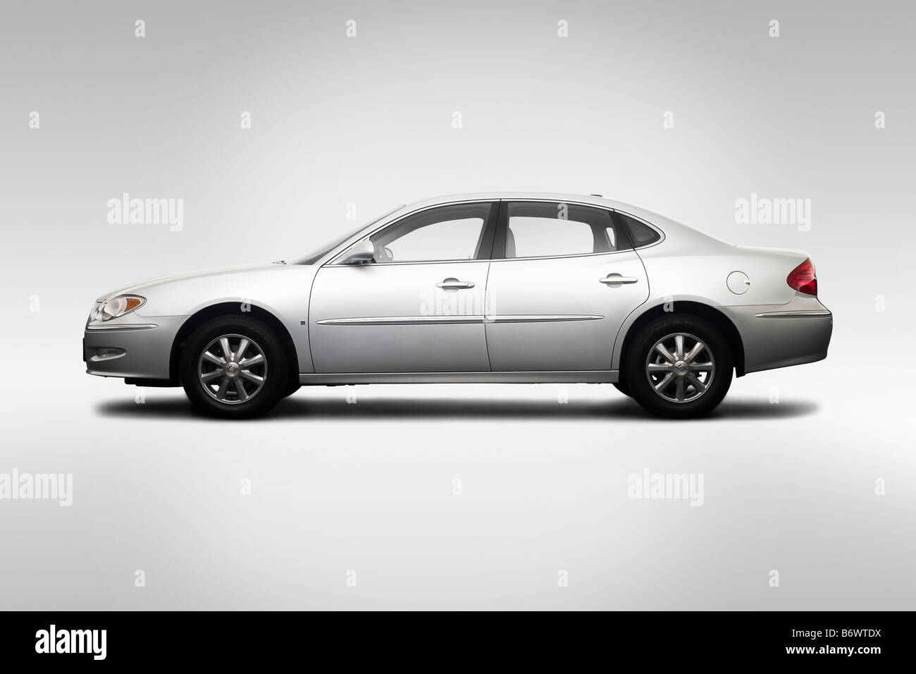 2009 Buick LaCrosse CXL in Silber - Treiber Seitenprofil Stockfoto