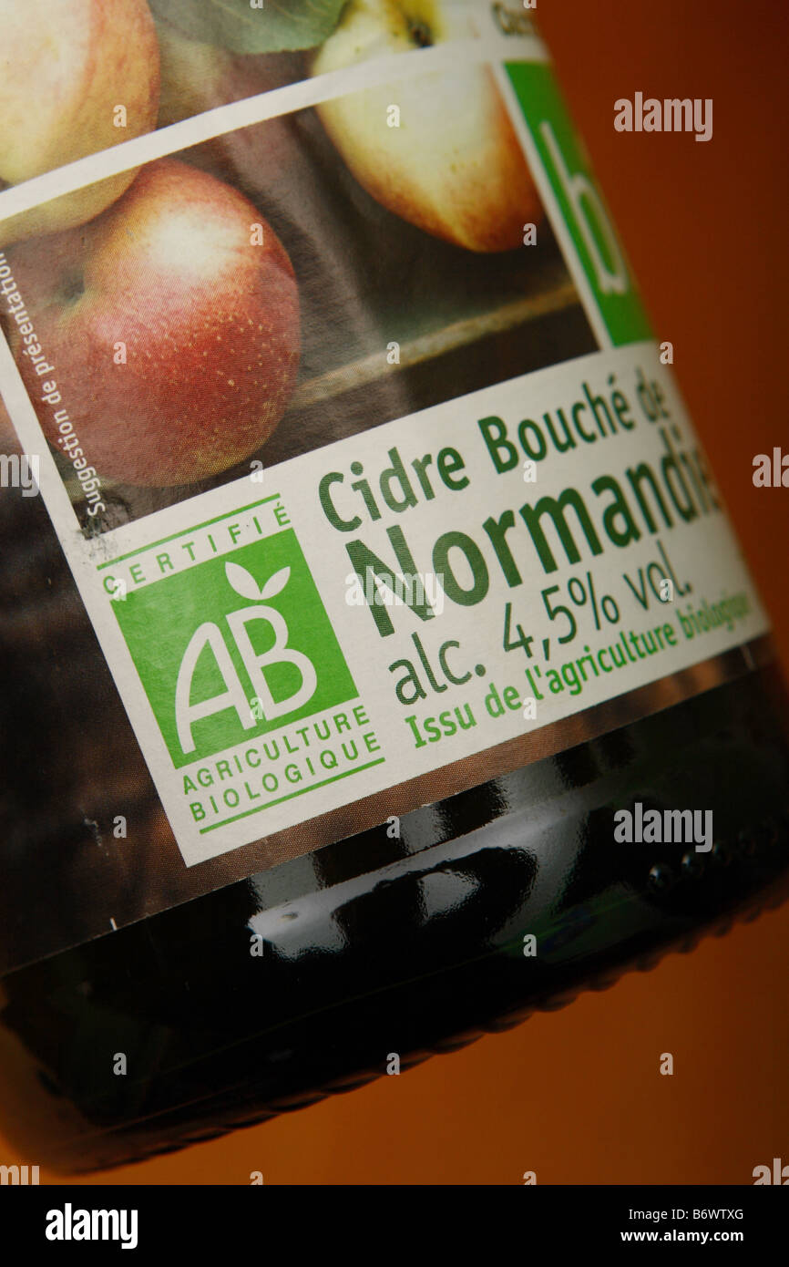Französische Normandie Apfelwein Cidre Bouche de Normandie mit AB Landwirtschaft Biologique Bio produzieren Qualitätslogo auf dem Etikett Stockfoto