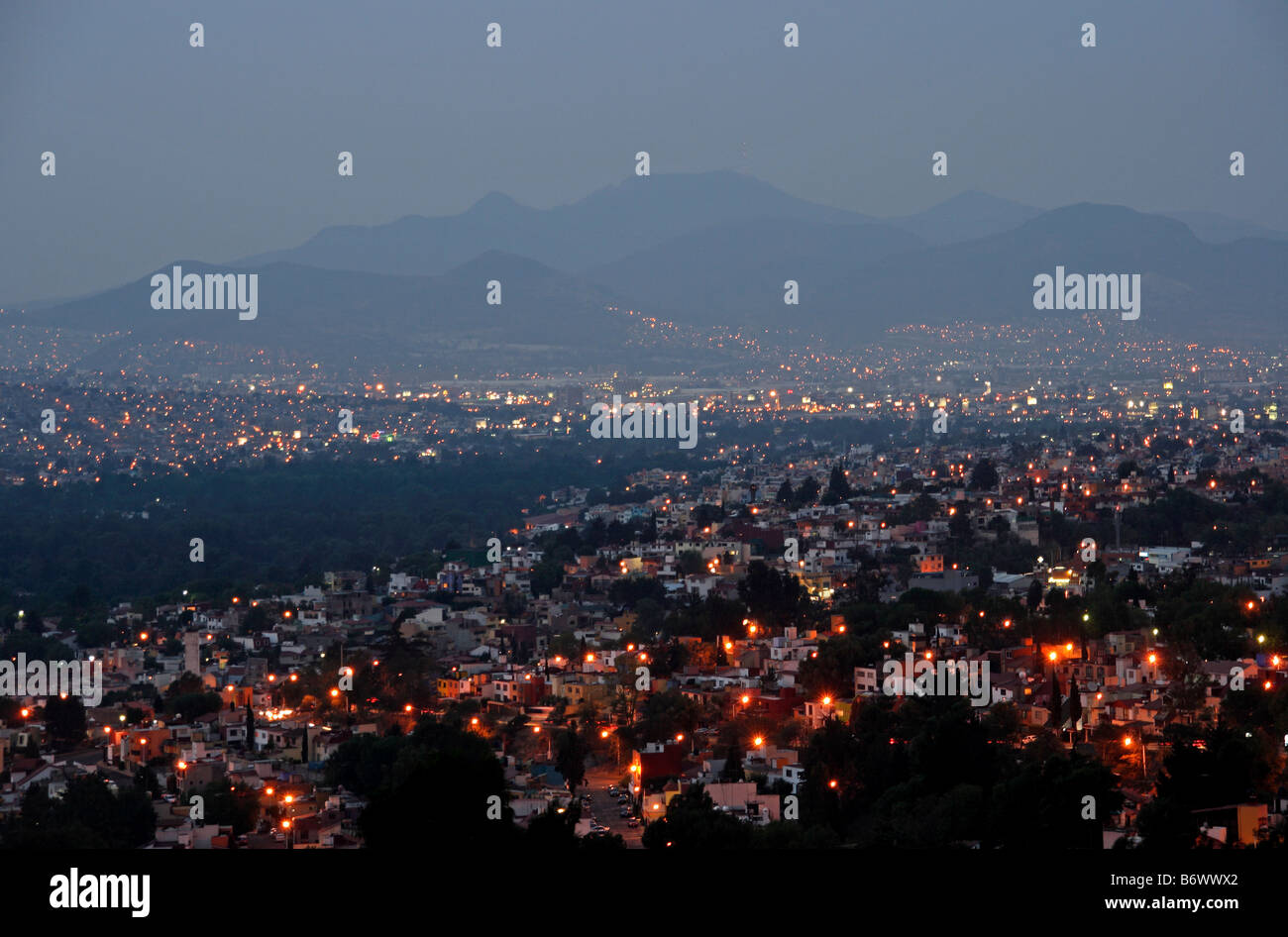 Mexiko, Mexiko-Stadt. Blick auf Mexiko-Stadt in der Dämmerung. Stockfoto