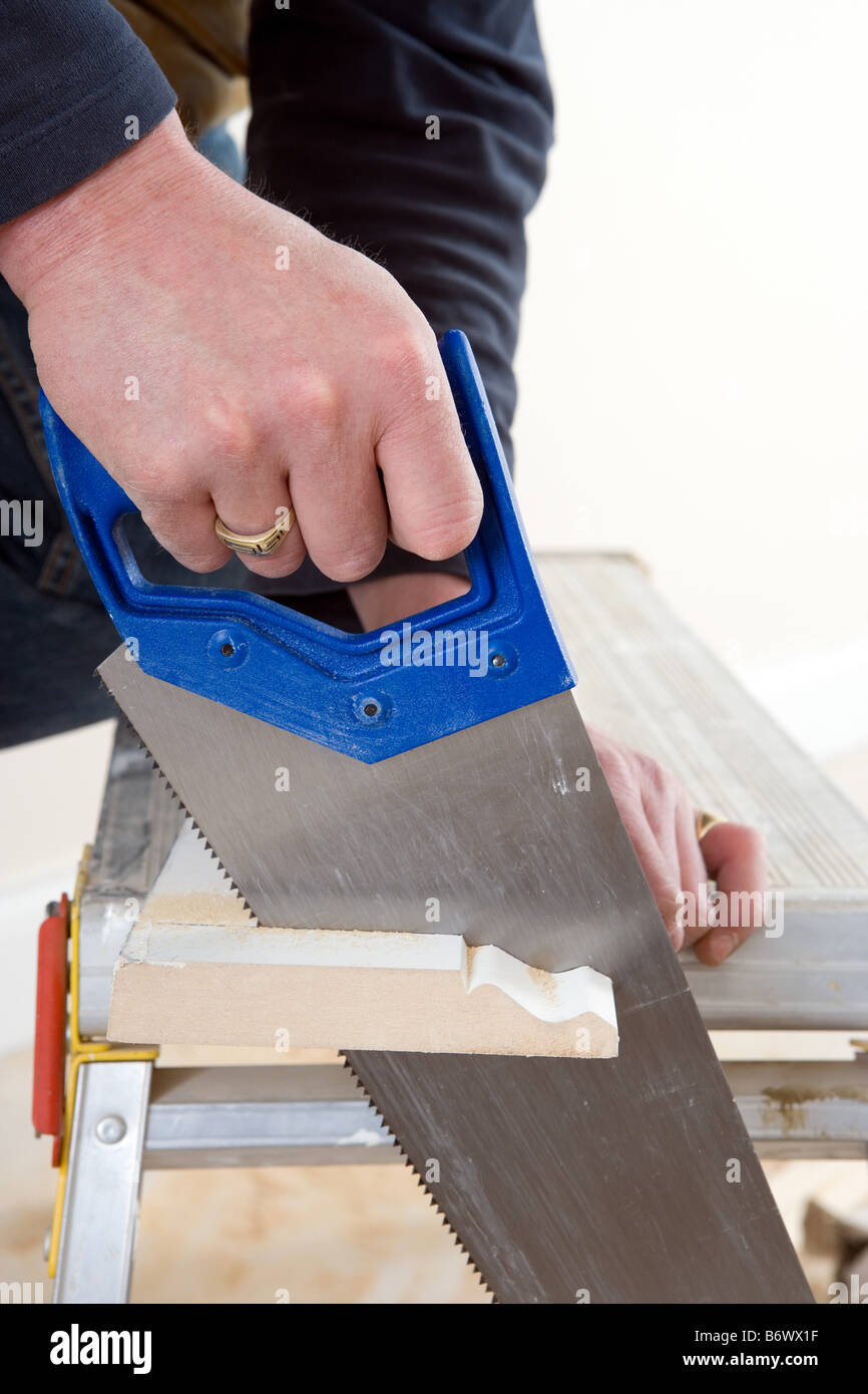 Sägen von Holz Tischler Stockfoto