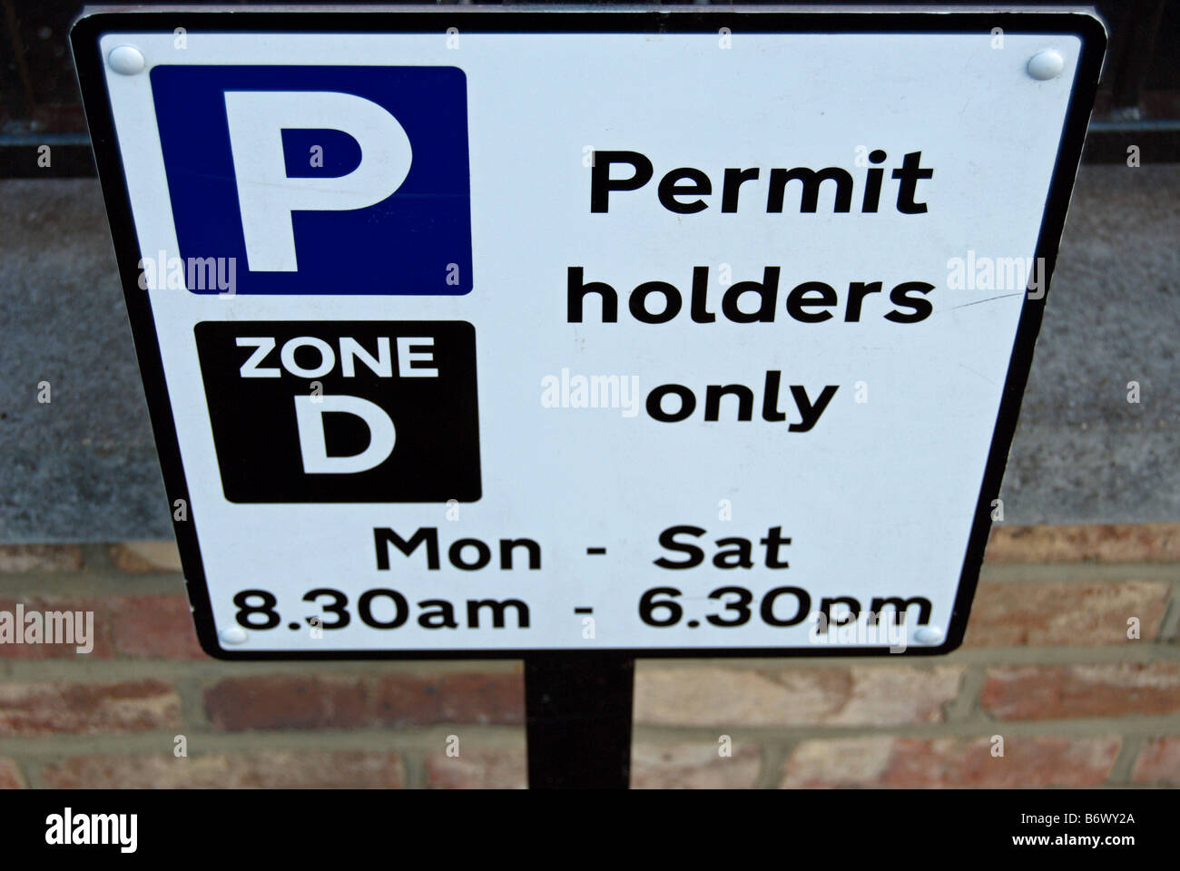 britische Parkplatz Schild Parkplatz für Inhaber der Genehmigung nur zwischen 08:30 und 18:30 montags bis samstags. Stockfoto