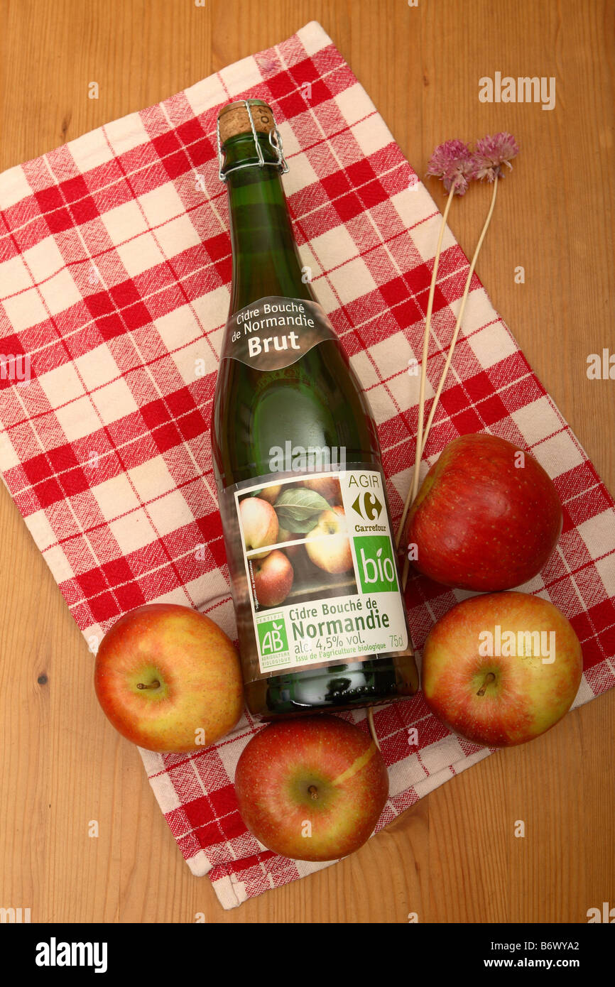 Französische Normandie Apfelwein Cidre Bouche de Normandie mit AB Landwirtschaft Biologique Bio produzieren Qualitätslogo auf dem Etikett Stockfoto