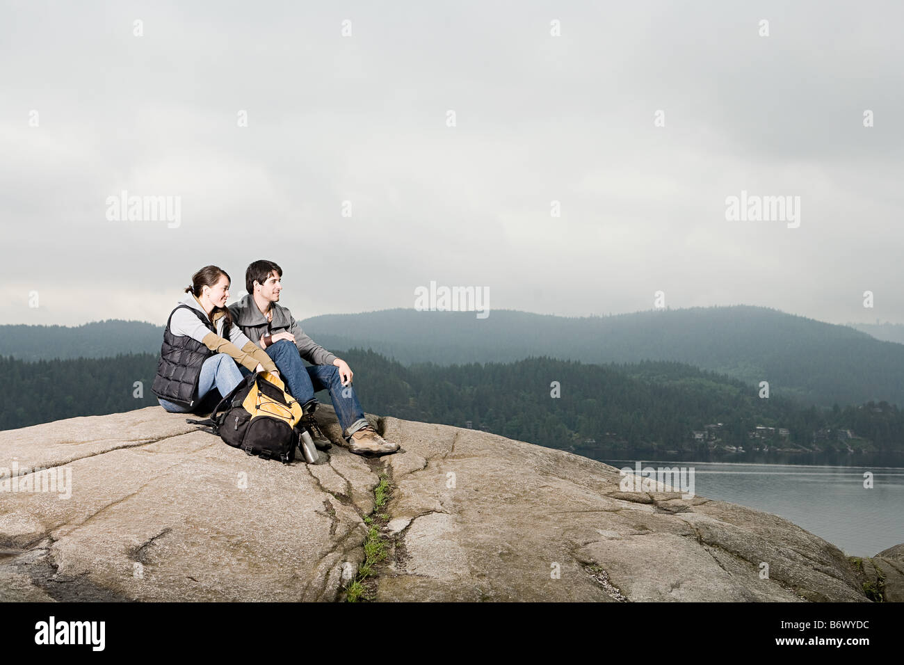 Paar auf einem Felsen See Stockfoto