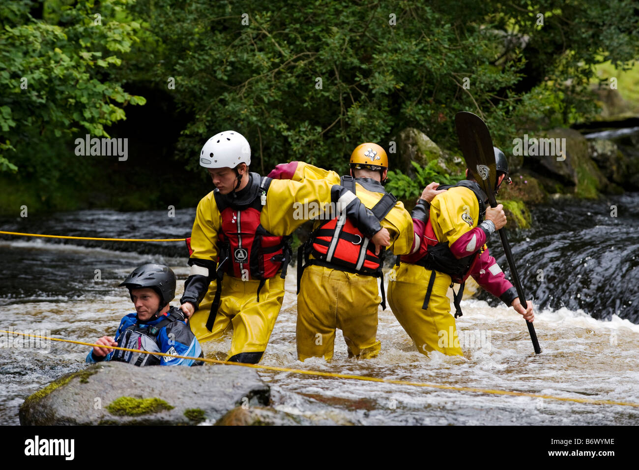 Wales, Gwynedd, Bala. Eine Übung zu simulieren eine gekenterte Kanufahrer am National Whitewater Centre zu retten Stockfoto