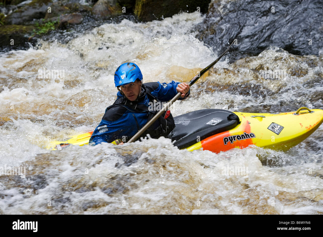 Wales, Gwynedd, Bala. Wildwasser Kajak am Fluss Tryweryn im National Whitewater Centre Stockfoto