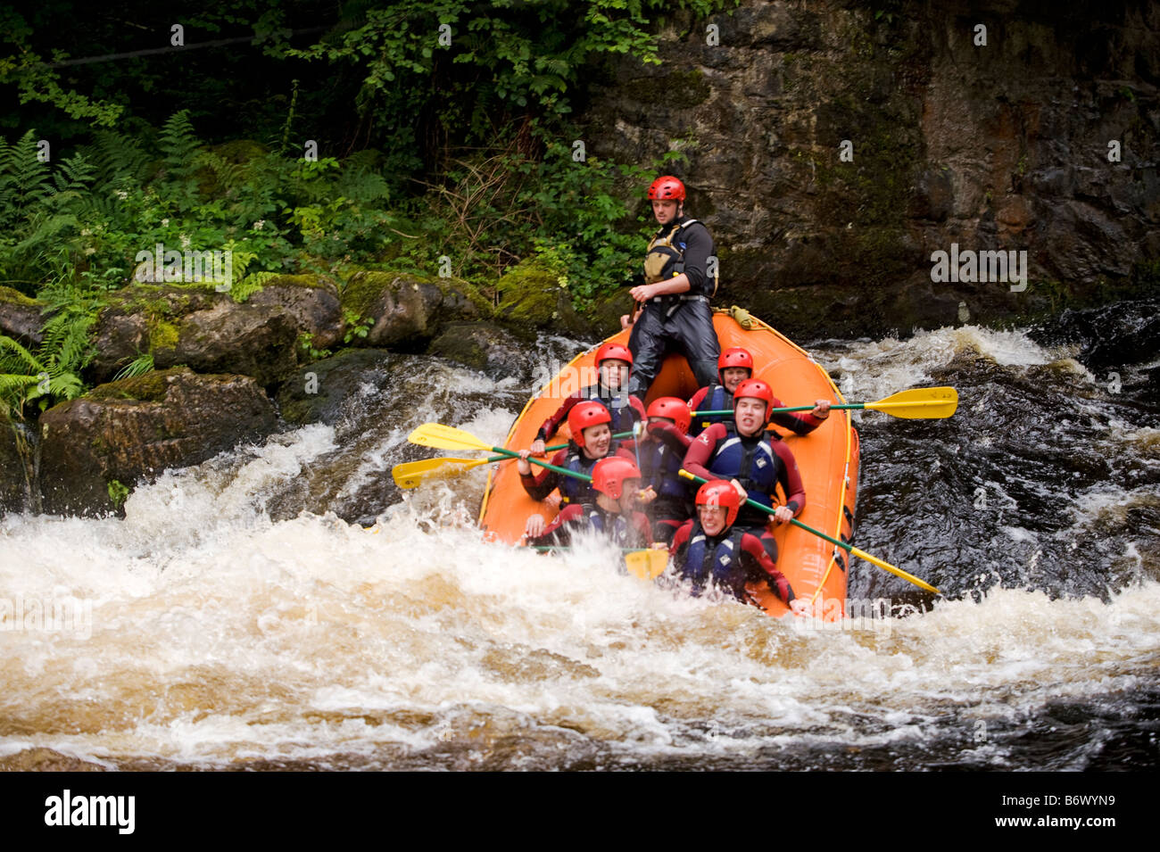 Wales, Gwynedd, Bala. Wildwasser-rafting am Fluss Tryweryn im National Whitewater Centre Stockfoto