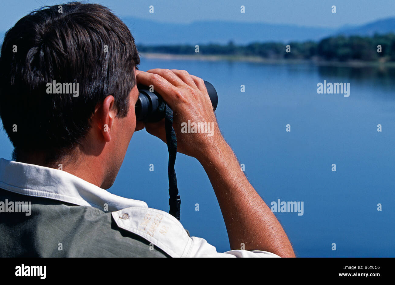 Sambia, Lower Zambezi National Park. Führer, David Keys, einen Überblick über den Ufern des Sambesi-Flusses für Spiel. Stockfoto