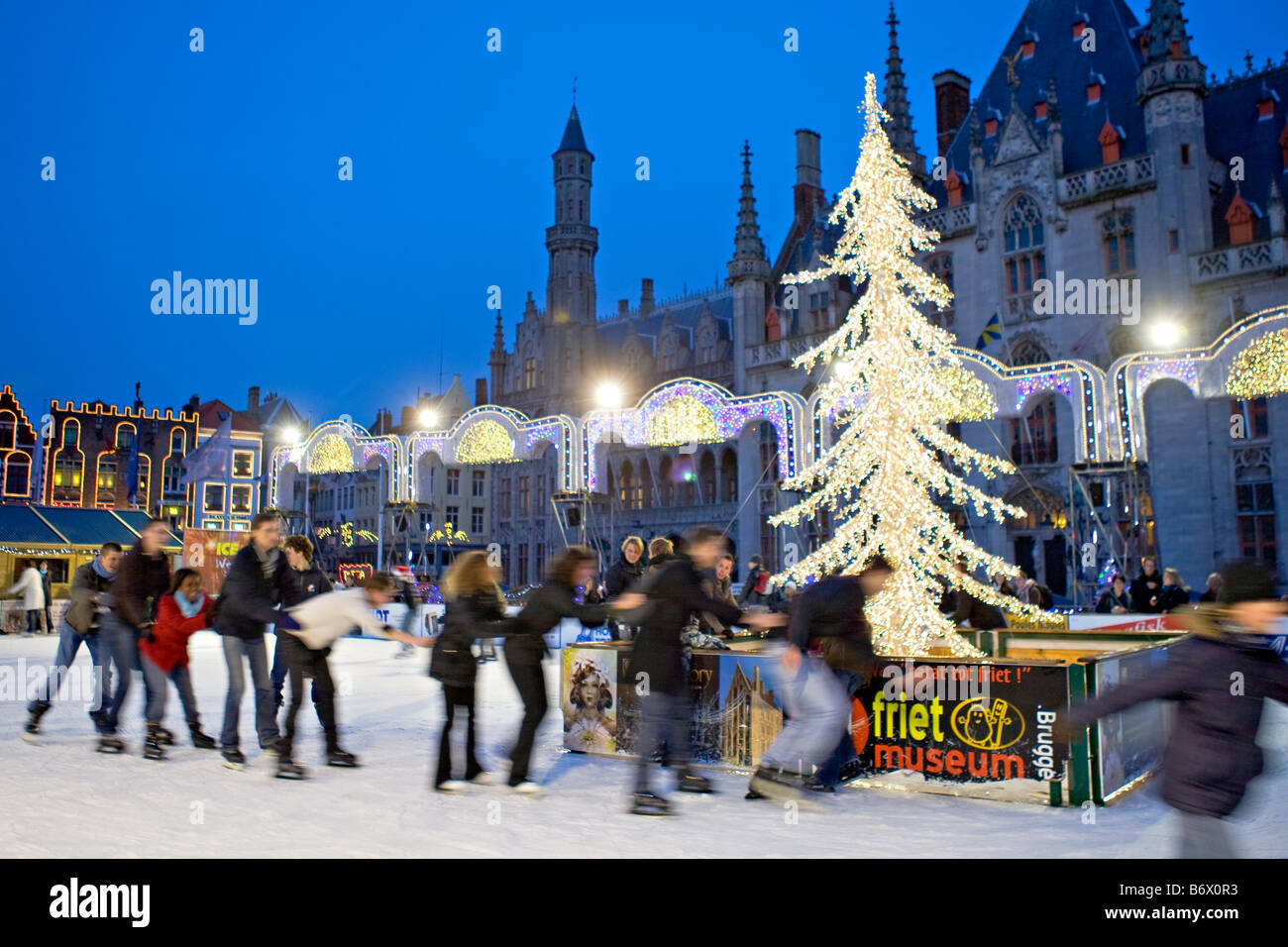 Eisbahn am Weihnachten Markt Brügge Belgien Stockfoto