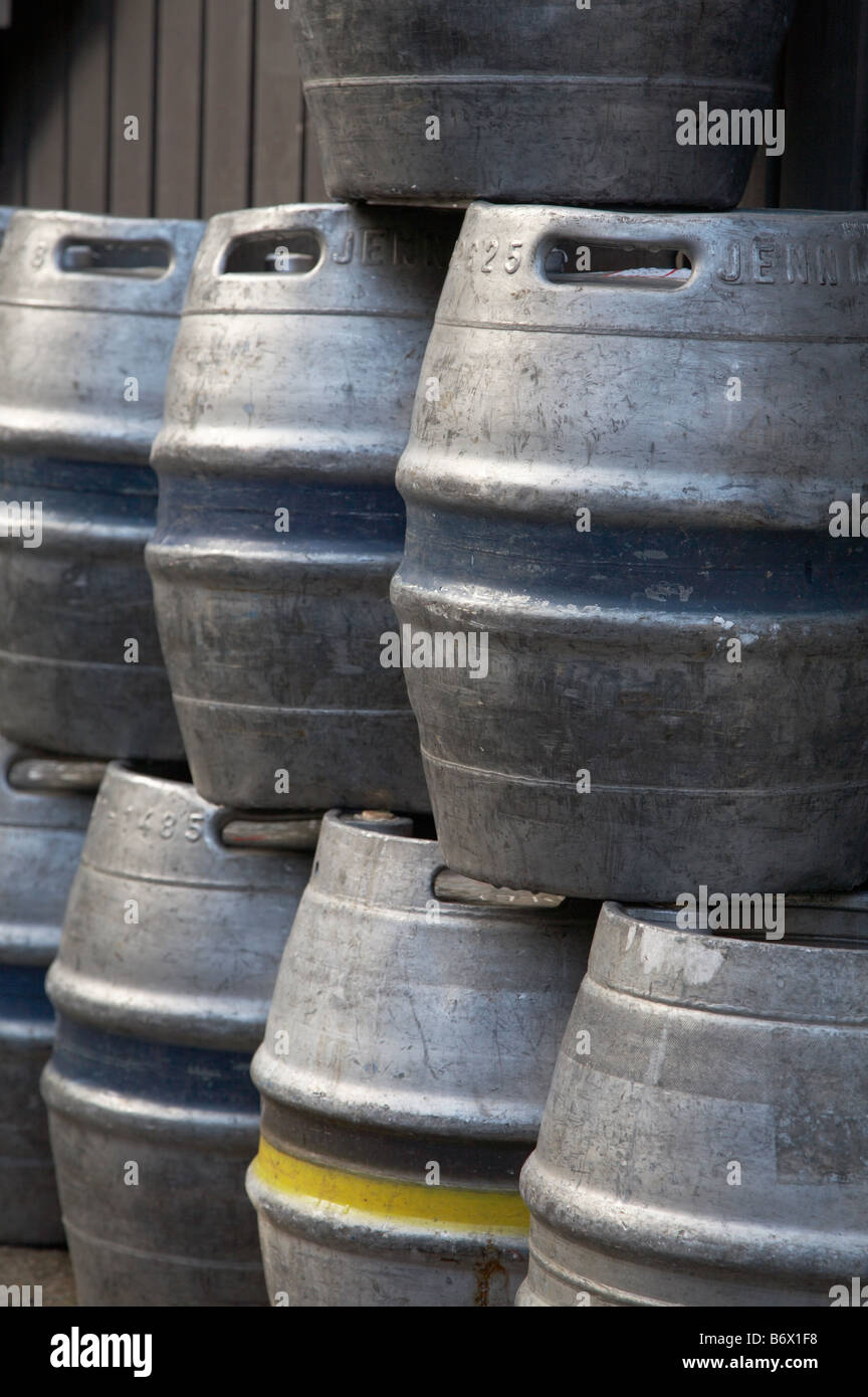 Leere Metall Jennings Bierfässern gestapelt vor einem pub Stockfoto