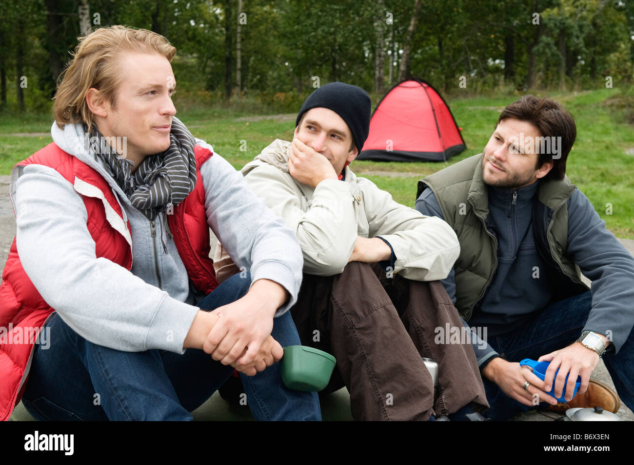 Drei Jungs, die Kaffee trinken Stockfoto