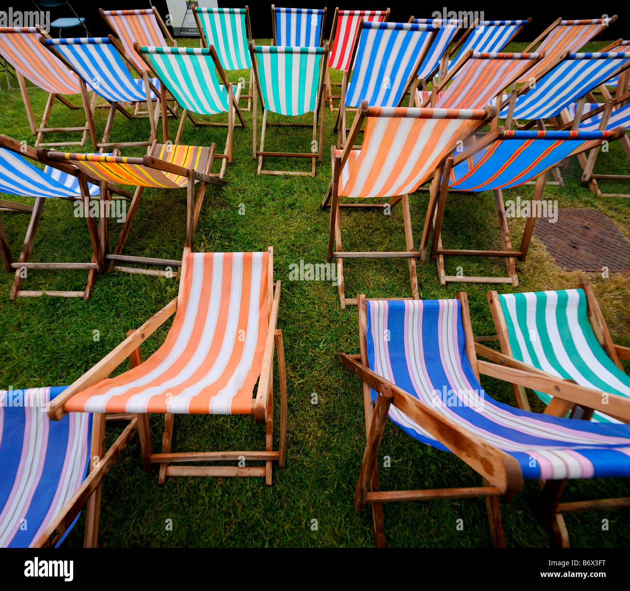 Bunten Liegestühlen lagen leer wie Regen hört ein Sussex County Cricket-Match in Hastings spielen. Stockfoto