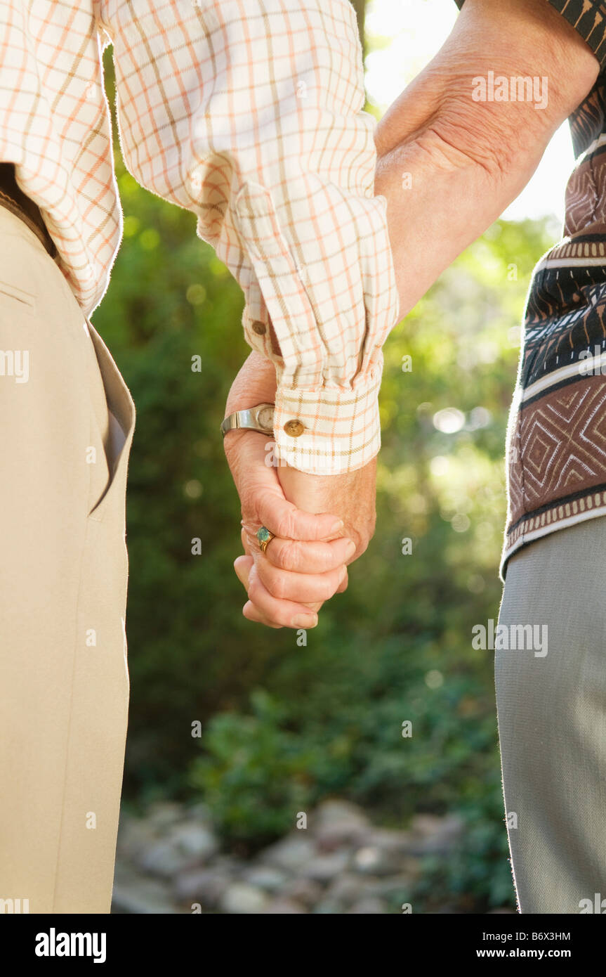 Mann und Frau, die Hand in Hand Stockfoto