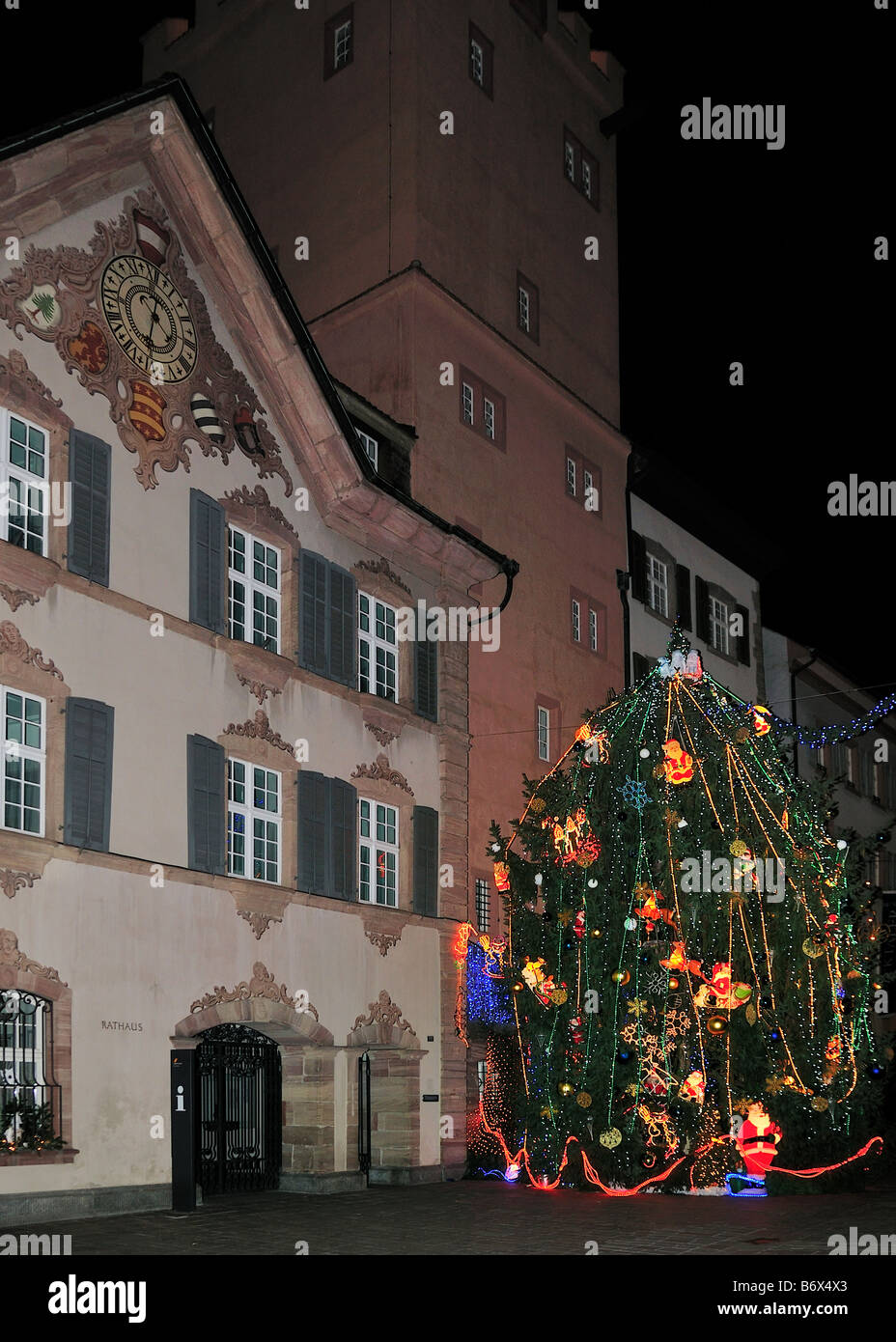 Der bunte Weihnachtsbaum vor dem Rathaus in Rheinfelden, Aargau, Schweiz  Stockfotografie - Alamy