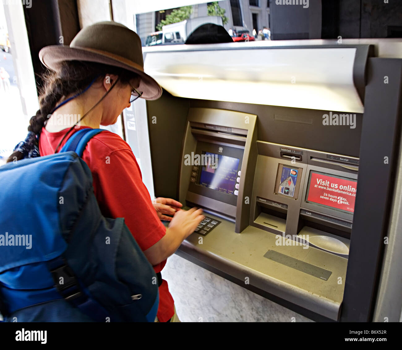 Frau-Tourist mit einem Geldautomaten Seattle USA Stockfoto