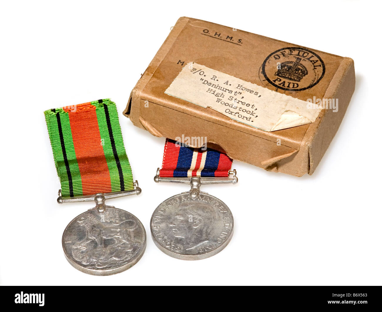 Britische 2. Weltkrieg Krieg-Medaille (links) und Verteidigung-Medaille mit original-Verpackung für die Lieferung Stockfoto