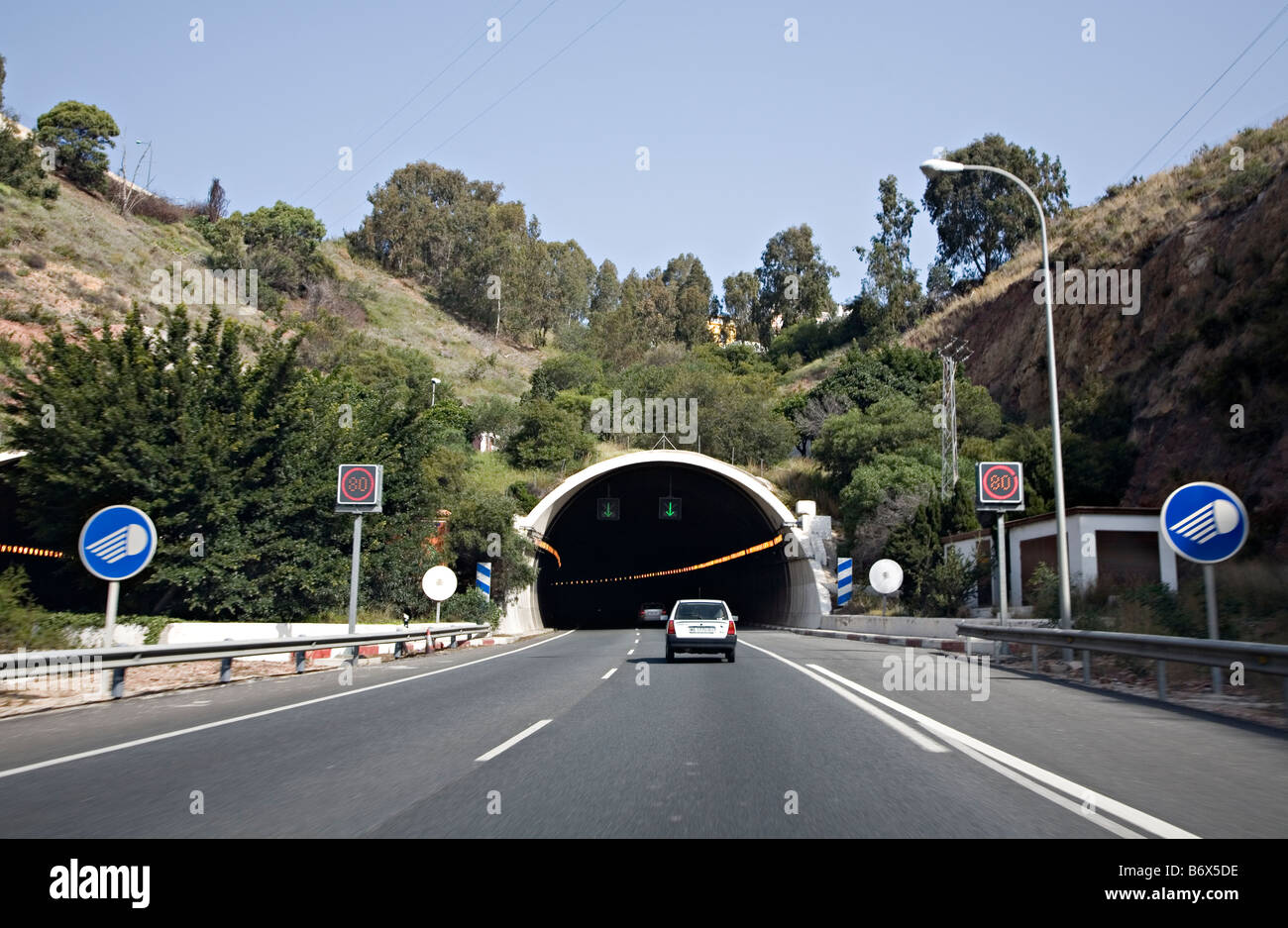 Verkehrszeichen und Tunnel auf der neuen Autobahn Autovia del Mediterraneo A7 E15 Costa del Sol-Andalucia Spanien Stockfoto