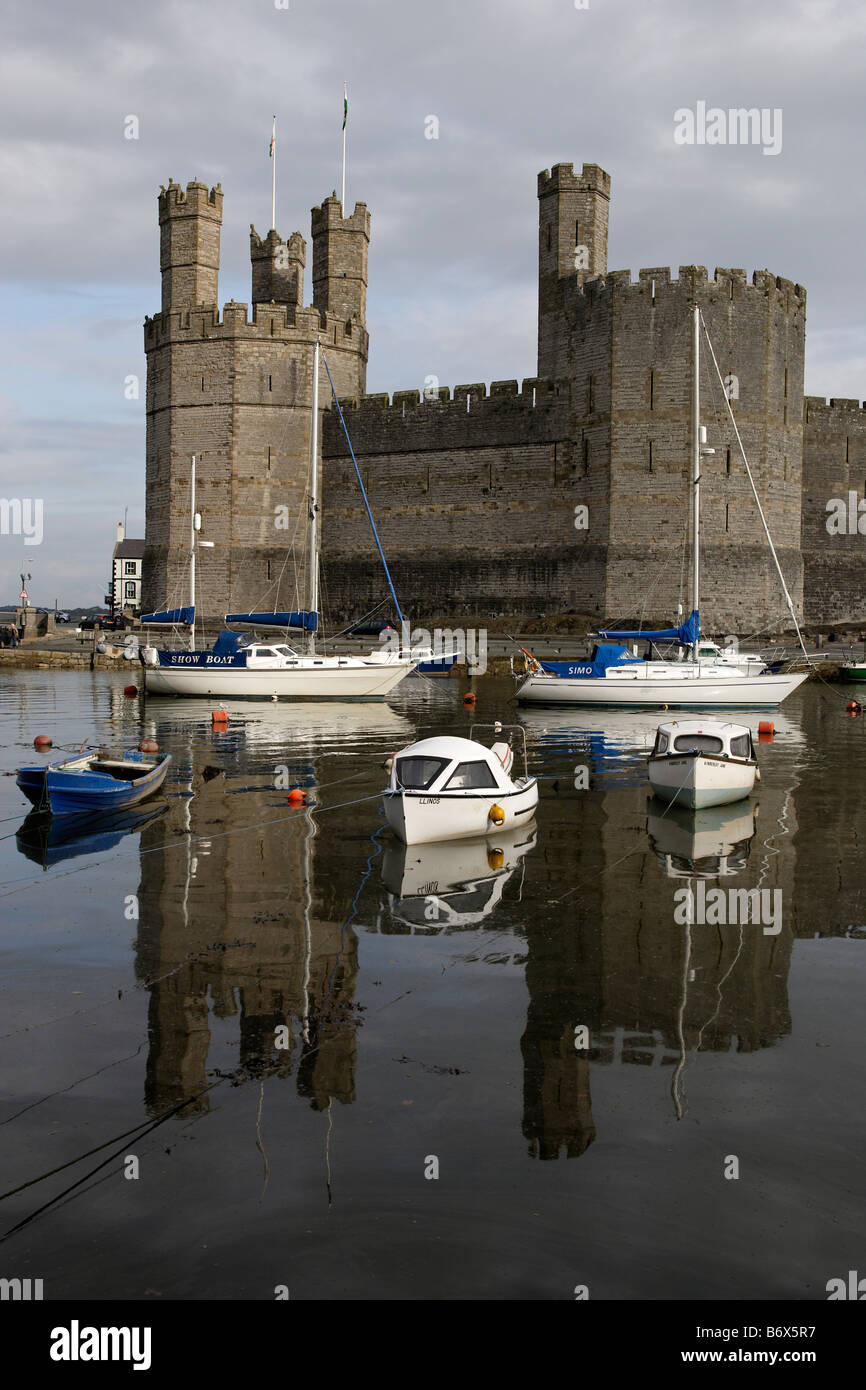 Caernarfon Castle Edward 1. größte Burg in Wales vieleckigen Türmen gebänderten Mauerwerk restauriert im 19. Jahrhundert Gwynedd Wales UK Stockfoto