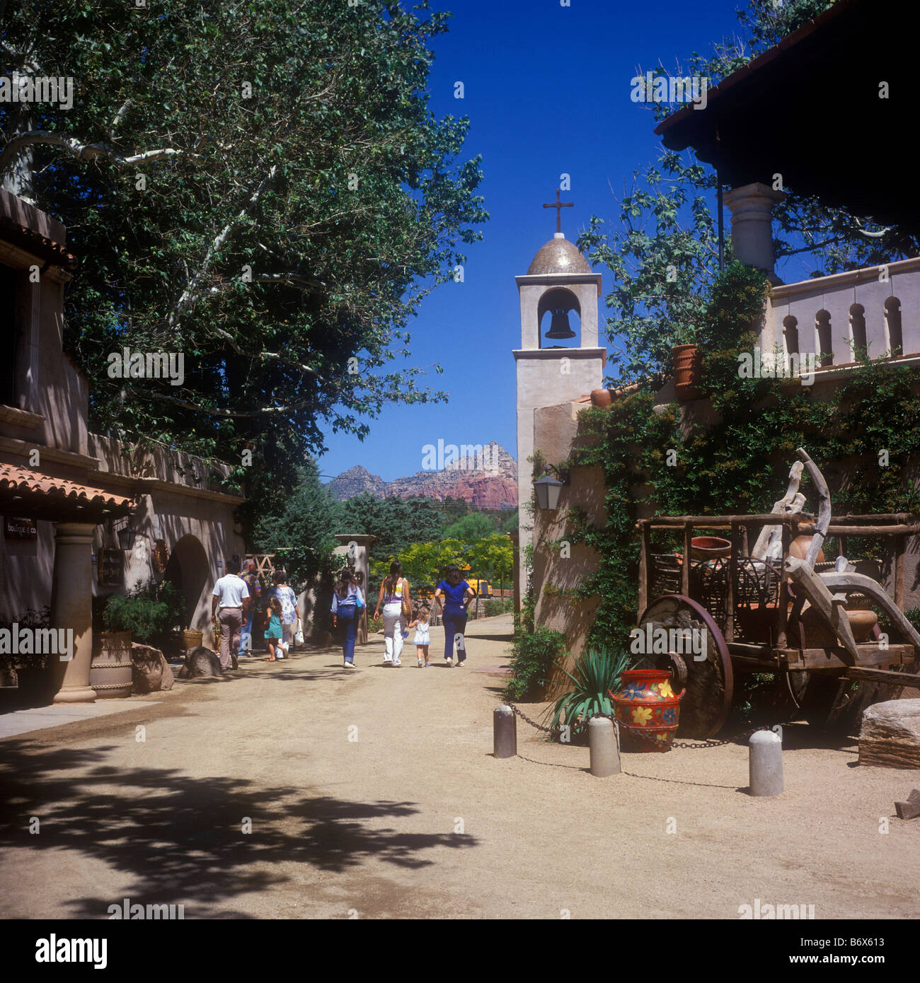Innenhof mit Brunnen in Tlaquepaque, mexikanischen Stil Kunst und Kunsthandwerk einkaufen Dorf in der Nähe von Sedona im Oak Creek Canyon Stockfoto