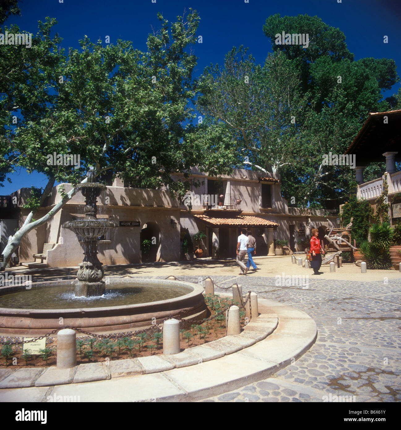Innenhof mit Brunnen in Tlaquepaque, mexikanischen Stil Kunst und Kunsthandwerk einkaufen Dorf in der Nähe von Sedona im Oak Creek Canyon Stockfoto