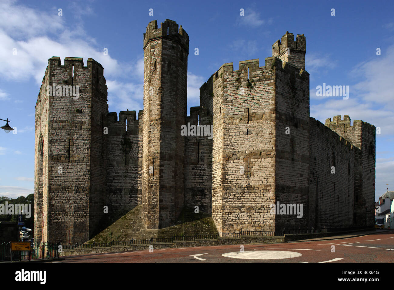 Caernarfon Castle Edward 1. größte Burg in Wales The Queen s Gate polygonalen Türme gebänderten Mauerwerk Gwynedd Wales UK Stockfoto