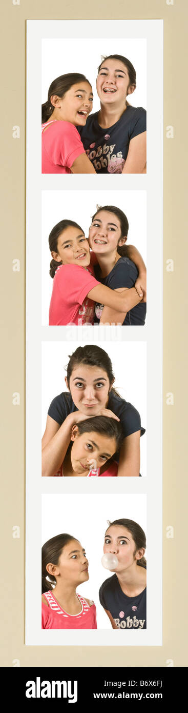 Der Streifen von Bilder von zwei jungen Mädchen (Schwestern 11 & 14) durcheinander herum in einem Fotoautomaten. Stockfoto