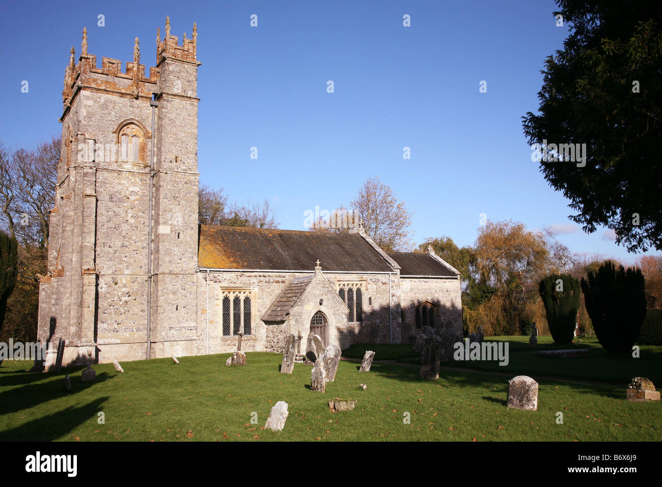 Blick über den Friedhof der St. Laurence Kirche im Dorf Affpuddle Stockfoto