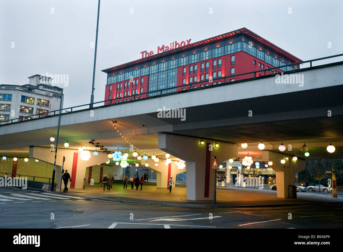 Eine beleuchtete Unterführung führt an das Postfach shopping-Komplex in Birmingham Stockfoto