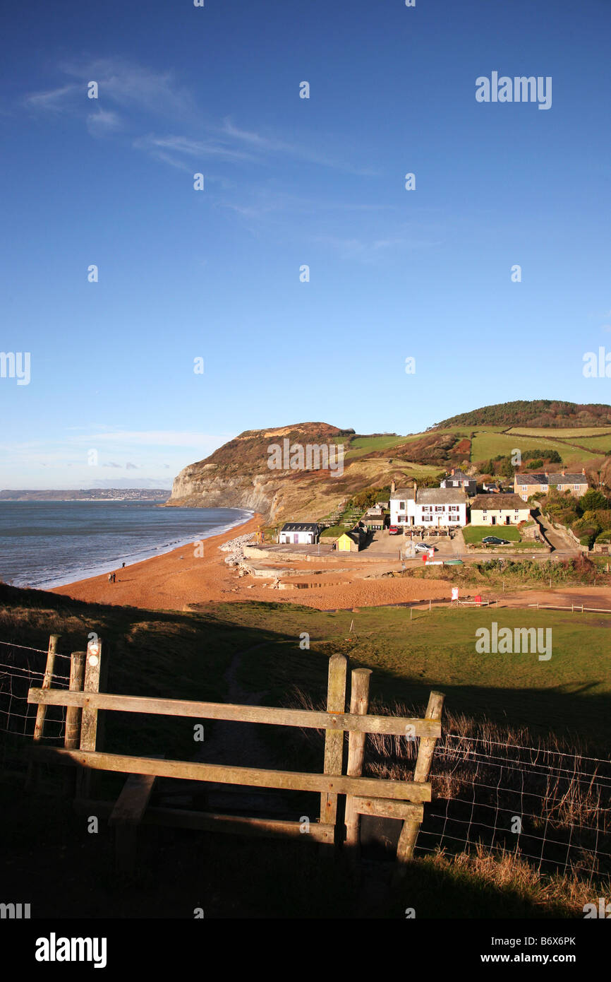 Blick entlang der Kiesstrand am einladendsten, einem kleinen Dorf in der Nähe von Golden Cap übersehen Chideock die höchsten Klippen an der Südküste Stockfoto