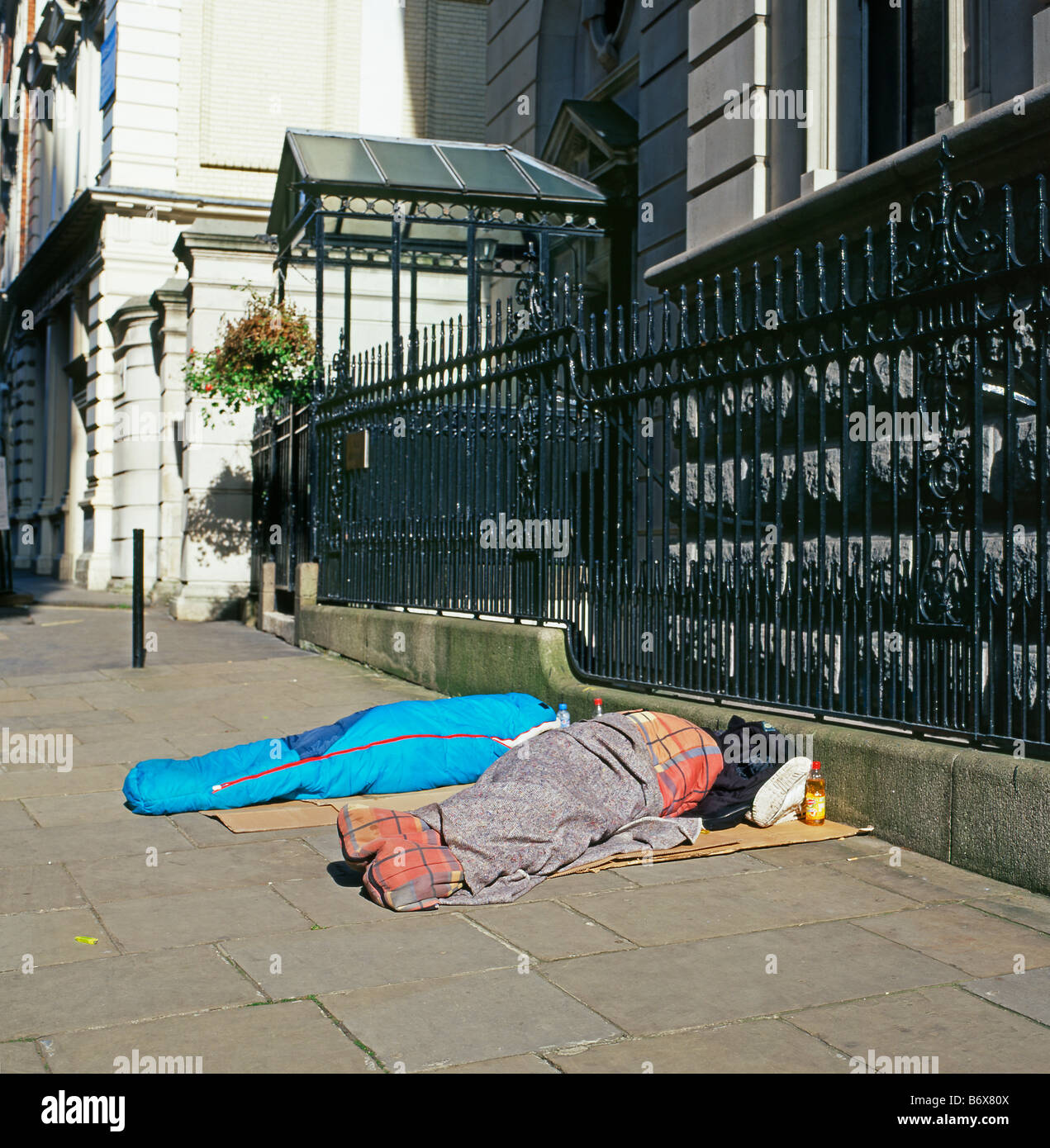 Menschen von der Straße auf einem Pflaster London England UK KATHY DEWITT Stockfoto
