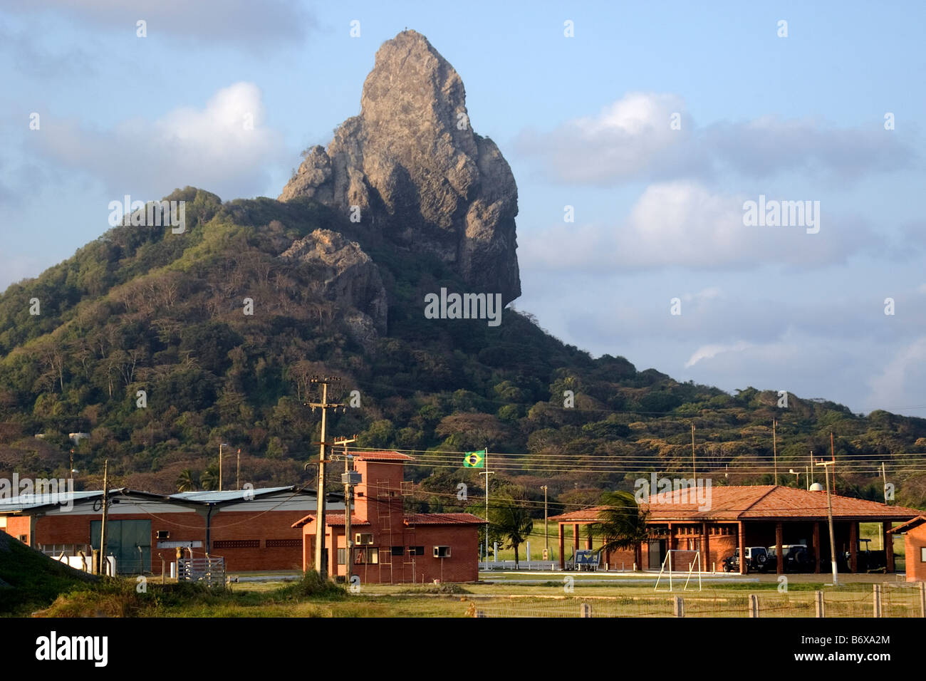 Pico's Hügel und Vila do Trinta unterhalb Fernando de Noronha Brasilien Stockfoto