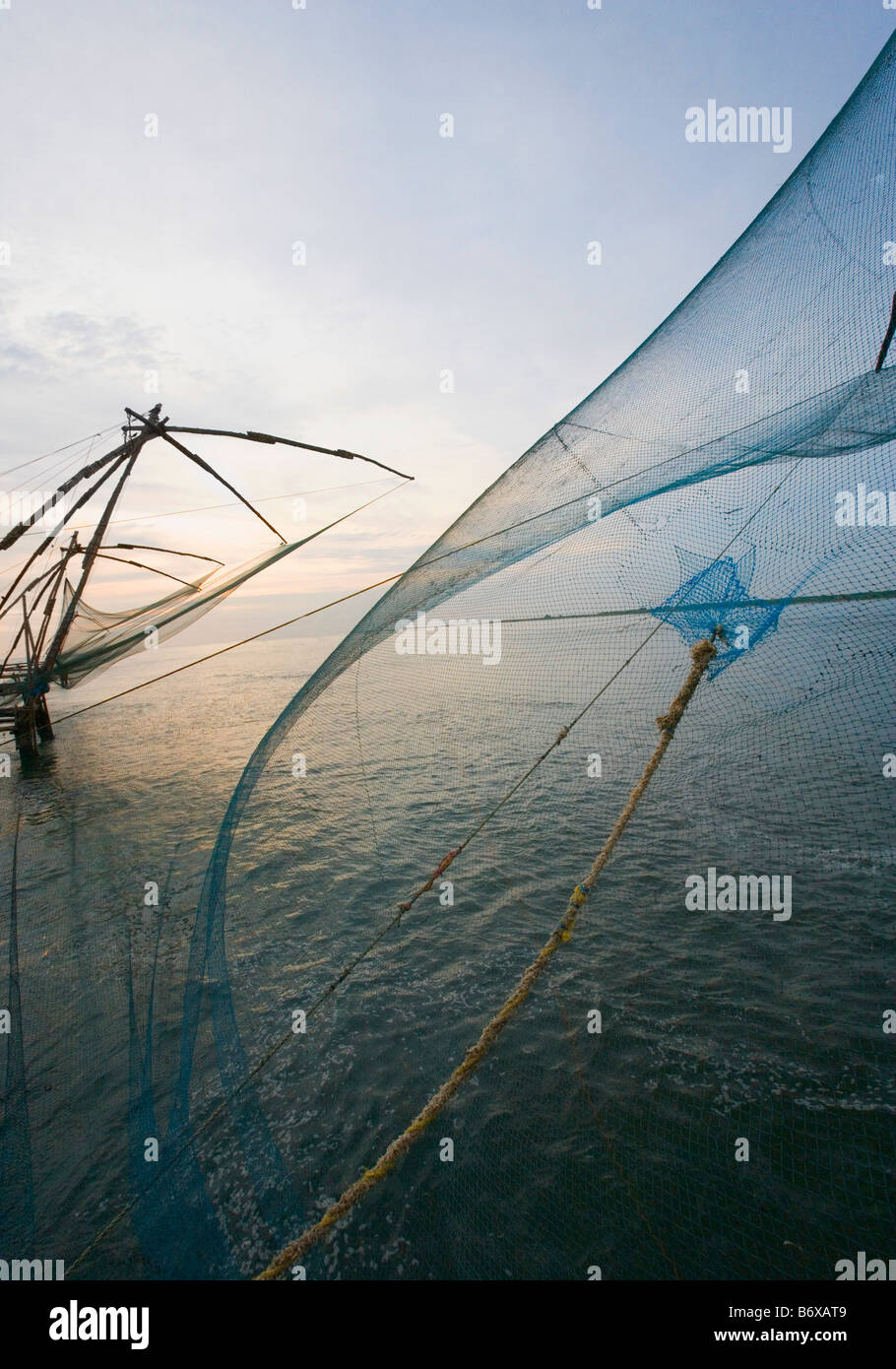 Chinesische Fischernetze an einem Hafen, Hafen von Cochin, Cochin, Kerala, Indien Stockfoto