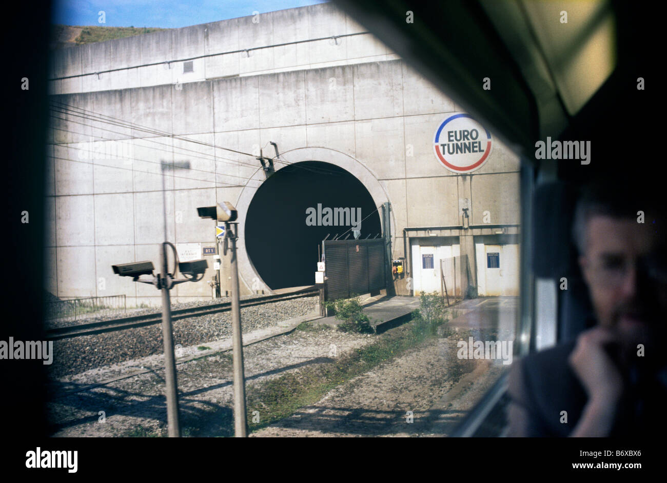 Blick auf die französischen Ende des Ärmelkanal-Tunnels, wie von einem Sitz im Eurostar Zug aus dem Tunnel zu sehen. Stockfoto