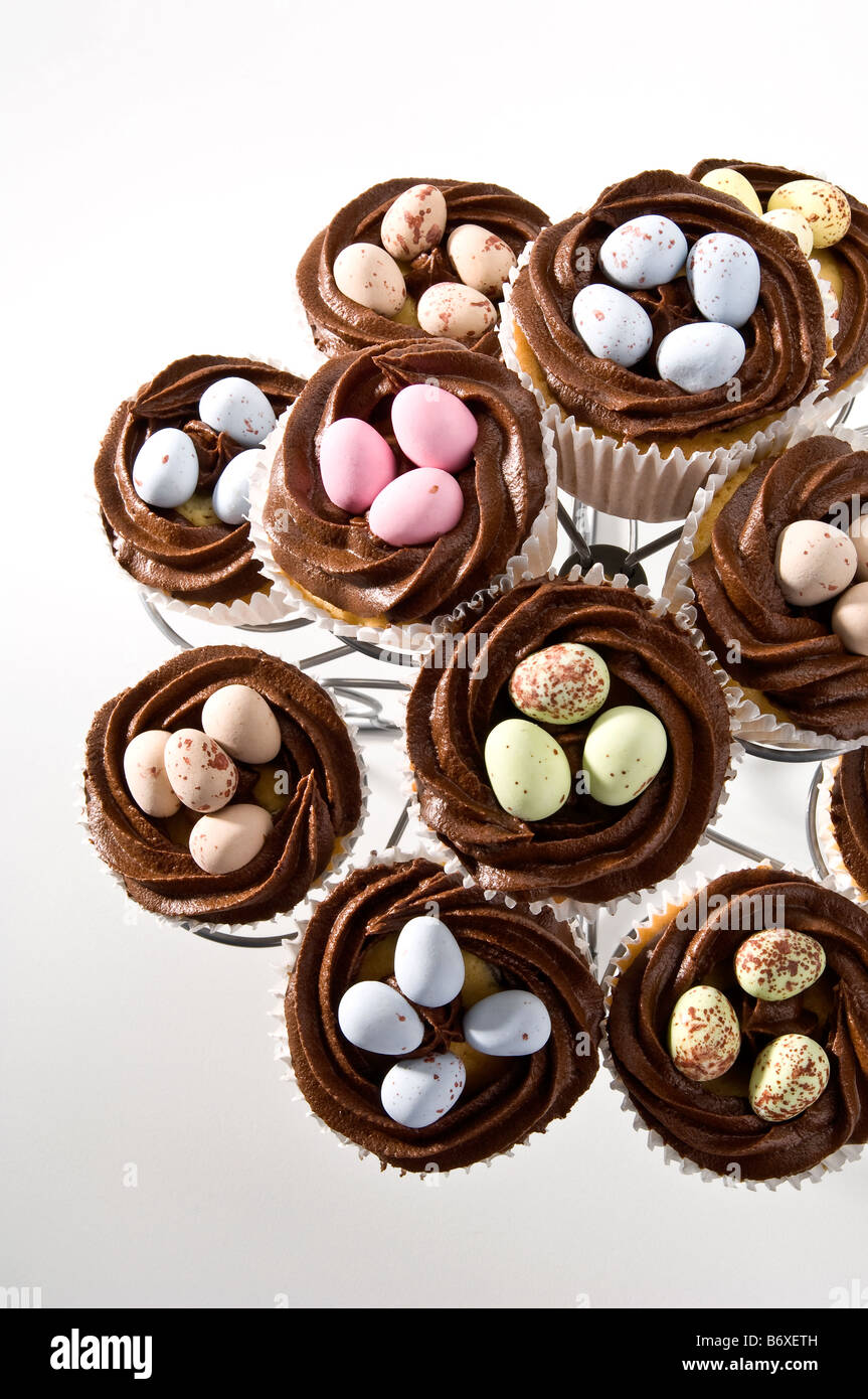 Chocolate Chip Kuchen mit Chili-Schokolade topping Nest und dekorative Schokoladeneier zu Ostern geschmückt. Stand auf Tortenplatte. Stockfoto