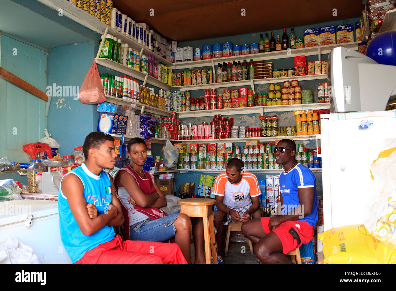 Kap Verde Inseln Boa Vista Sal Rei Einheimischen in einem Geschäft auf dem Hauptplatz Stockfoto