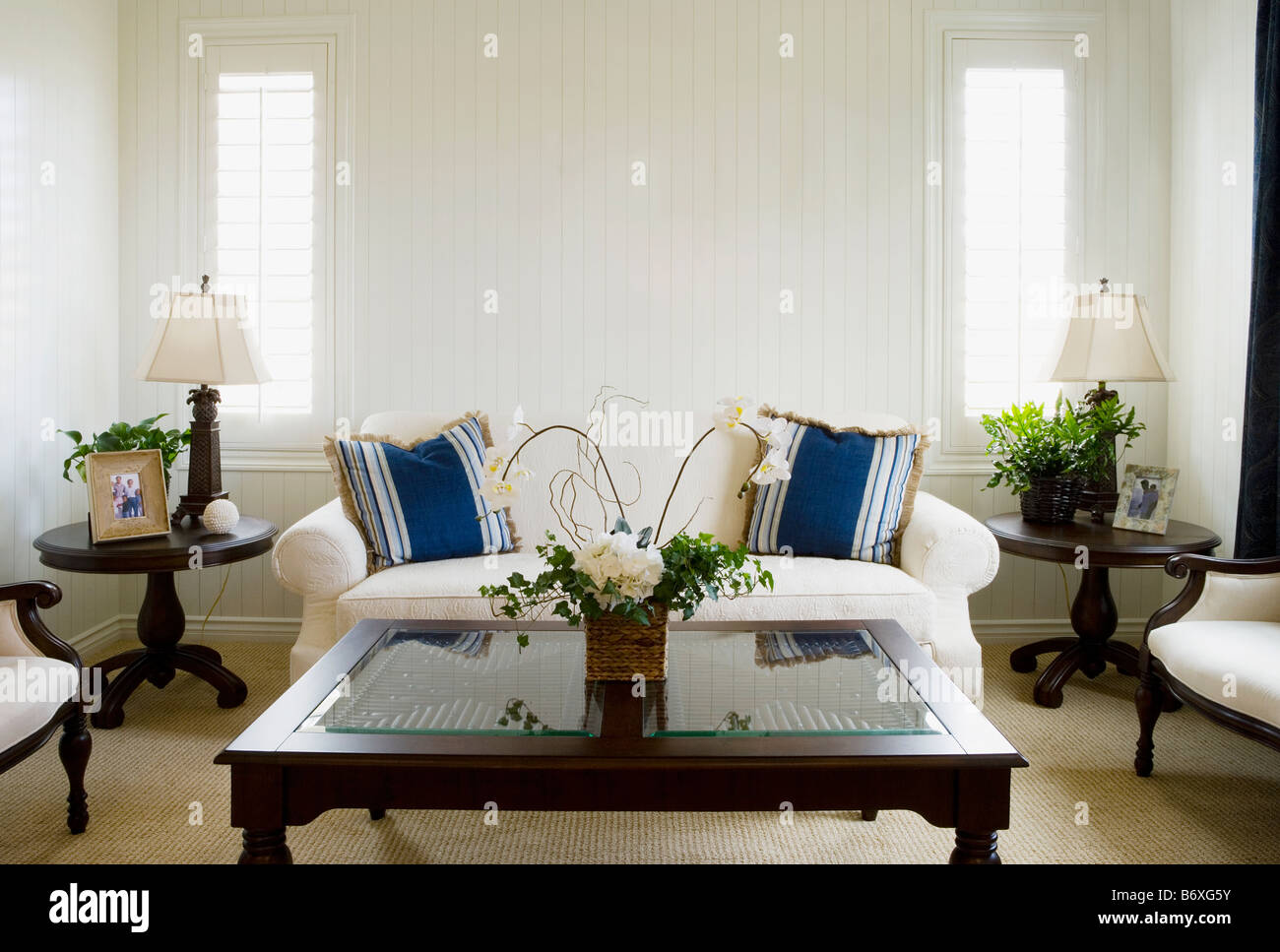 Symmetrische Wohnzimmer mit Holzverkleidungen an Wänden Stockfoto